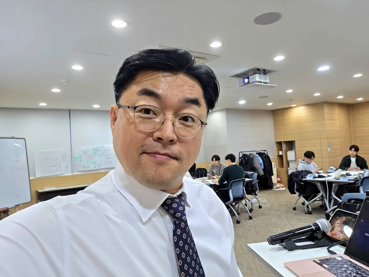 현대코퍼레이션 신입사원, 김종혁 강사와 신사업발굴 워크샵 진행